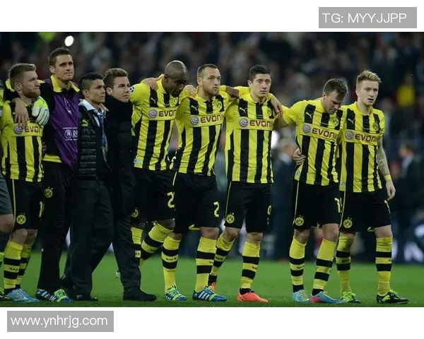 AC米兰与多蒙特激战正酣谁能在欧冠赛场笑到最后